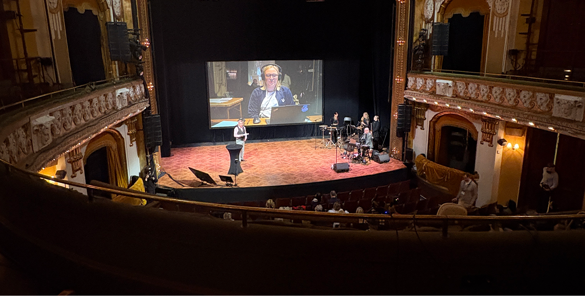 Ett exempel på hybridevent där en digital sändning visas live på scenen.
