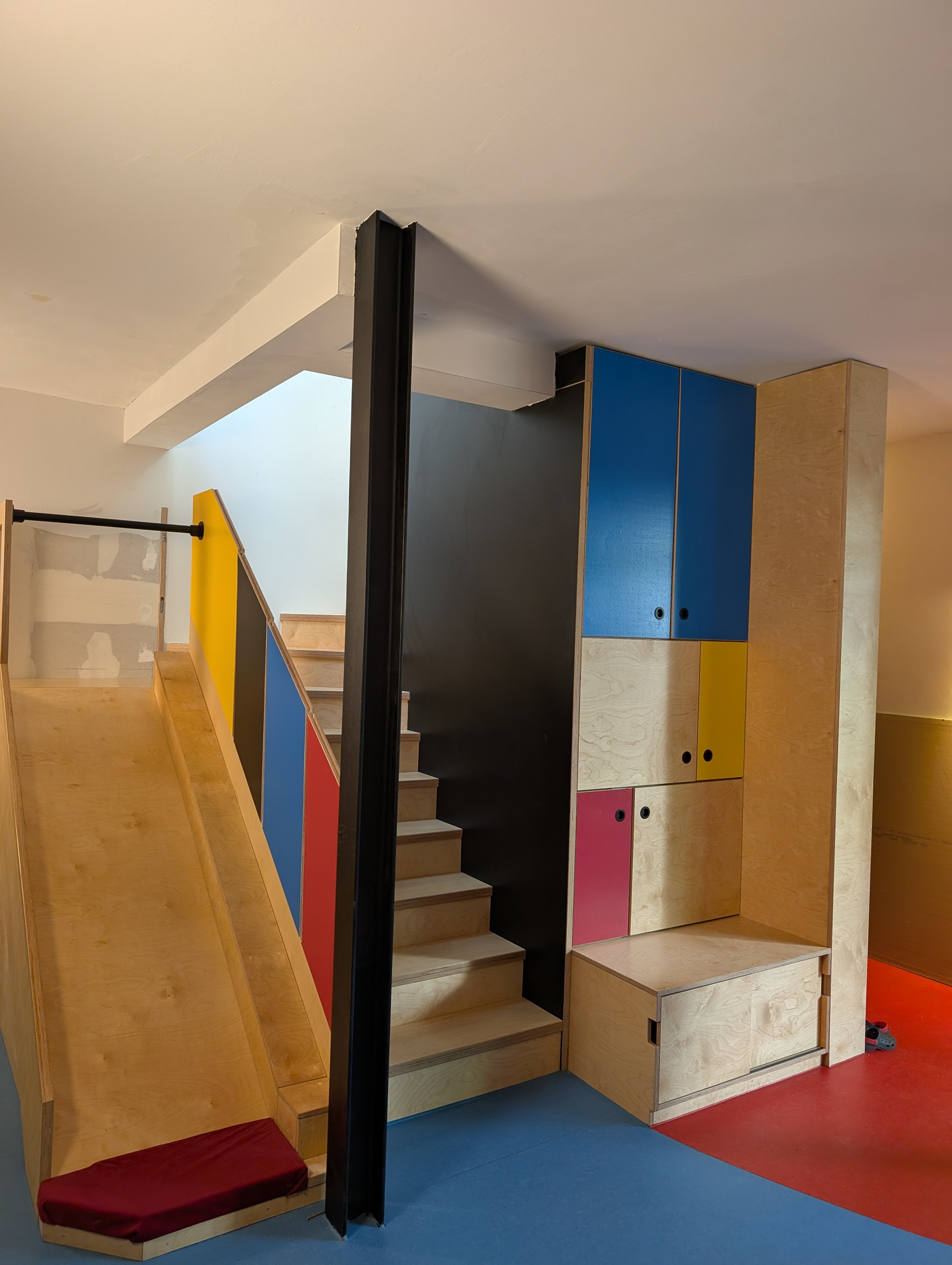 Moderne Treppe mit Rutsche und Einbauschrank