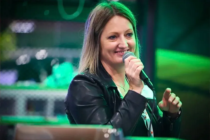 Animatrice lors d'une animation hybride de Blind Test You