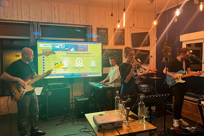 Musiciens en live lors d'une animation hybride de Blind Test You