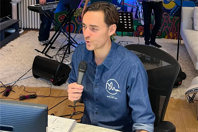 Animateur lors d'une animation Blind Test You à distance