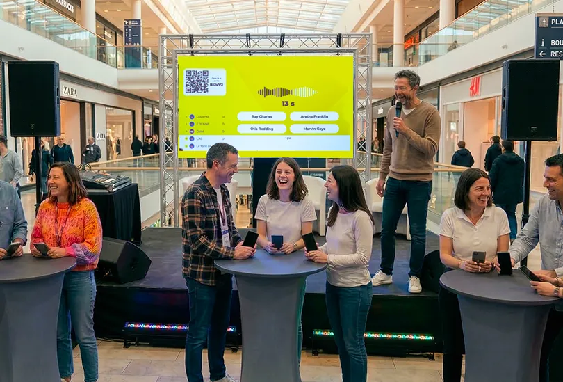 Collaborateurs jouant à Blind Test You au format Stand