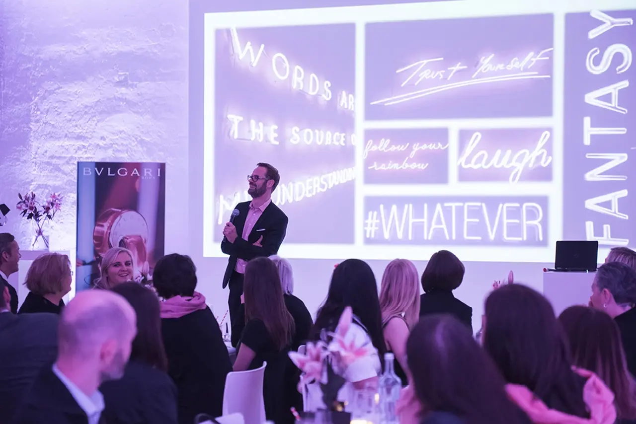 Loungebereich der Eventlocation München mit Tageslicht und urbanem Design