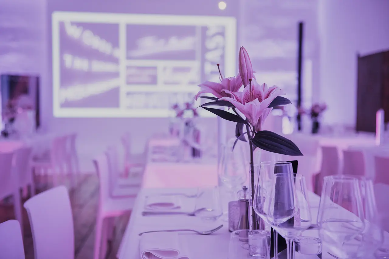 Showroom-Setup in der Eventlocation fancyrosi.studio für Corporate Events