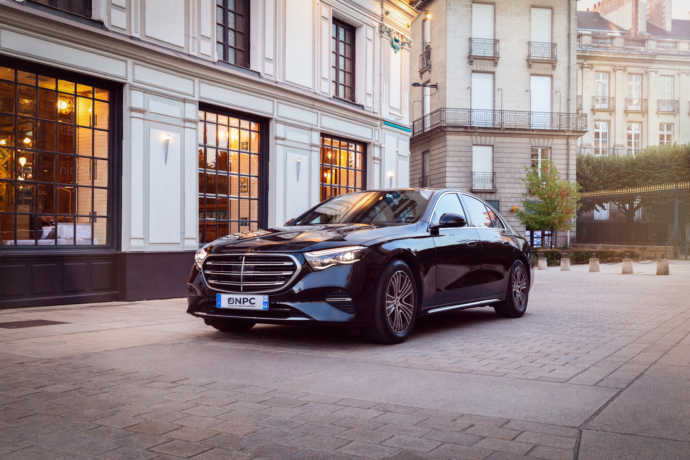 Flotte de berlines et vans Mercedes avec chauffeurs privés basés à Nantes