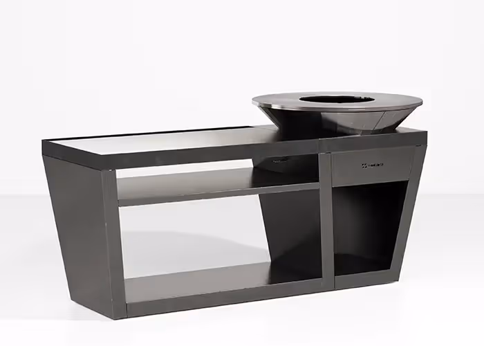 Modulo barbecue moderno da esterno in metallo nero con piano laterale di appoggio, vano portaoggetti e braciere integrato.