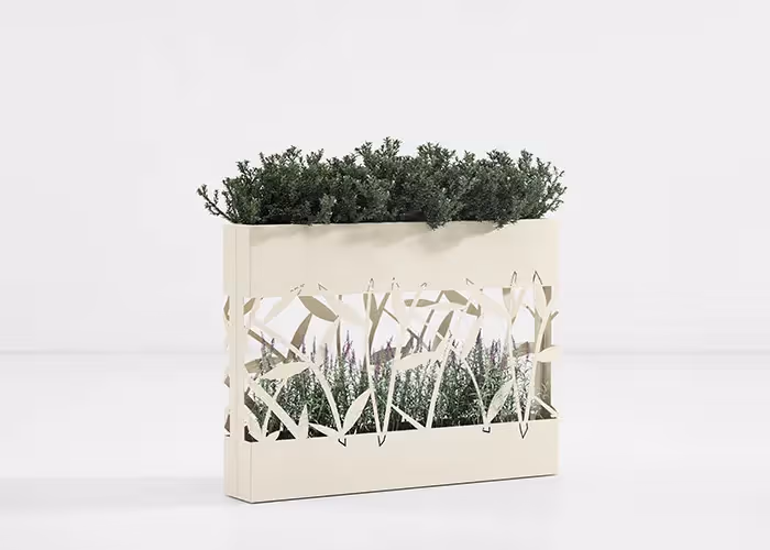 Fioriera moderna color crema con pannello decorativo traforato a motivo organico e vegetazione ornamentale integrata, fotografata su sfondo bianco minimalista.