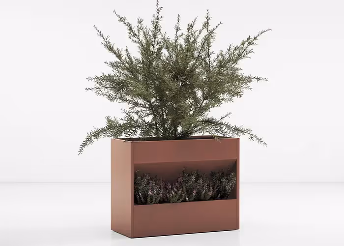Fioriera moderna rettangolare color terracotta con doppio vano per vegetazione ornamentale, contenente un arbusto verde e piccole piante decorative, fotografata su sfondo bianco minimalista.