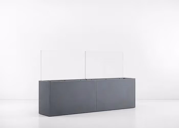 Fioriera rettangolare moderna in metallo grigio scuro con pannelli divisori trasparenti in vetro, fotografata su sfondo bianco minimalista.