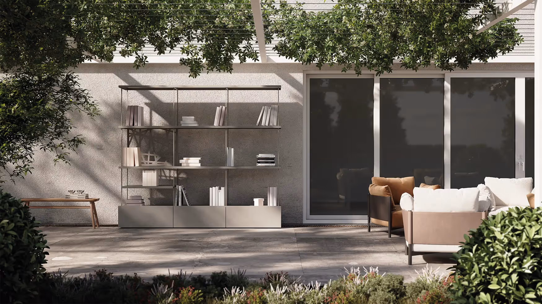 Ambiente outdoor living con libreria da esterno Modularte Green Book, poltrone lounge e pergolato fiorito per un terrazzo di design.