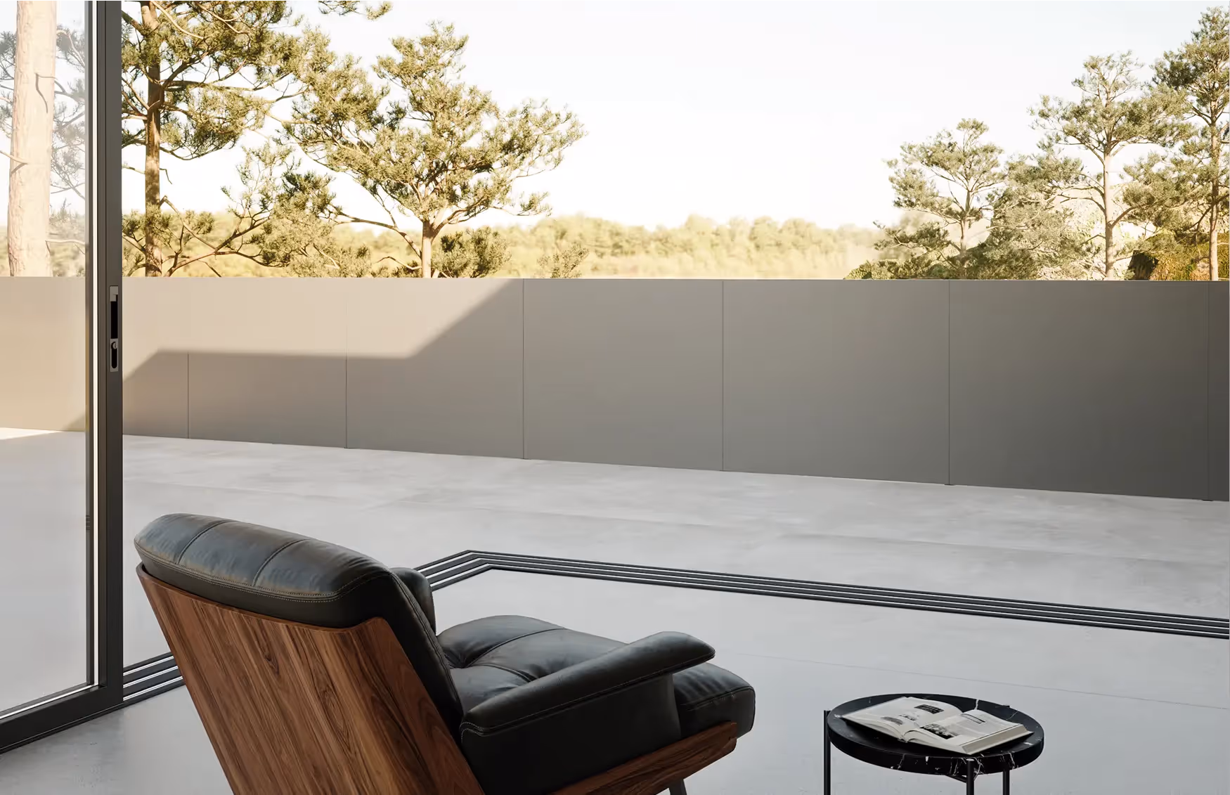 Parapetto modulare Sleek Frame Modularte integrabile con fioriere Cubo: schermatura perimetrale in metallo grigio per privacy e protezione outdoor.