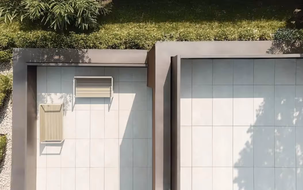 Pannellatura perimetrale Sleek Frame Modularte con sistema di fissaggio invisibile e finitura opaca, ideale per architetture moderne e giardini pensili.