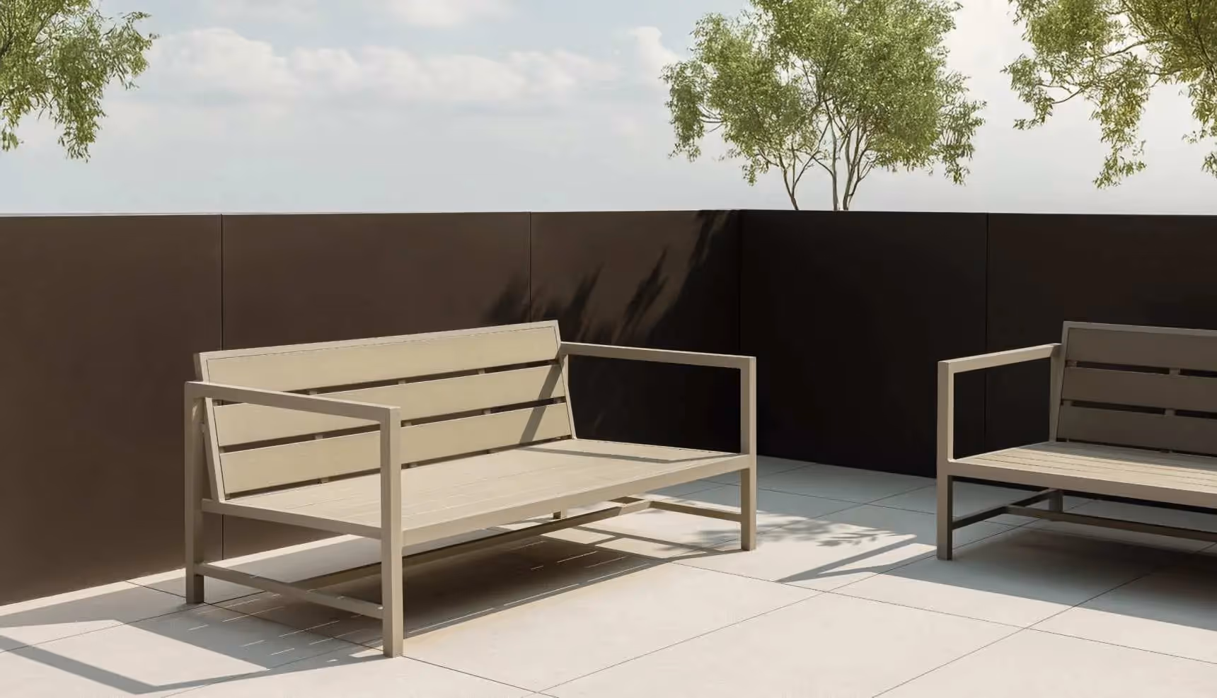 Due poltrone da esterno dal design moderno con sedute beige chiaro e struttura metallica minimalista, posizionate su una terrazza piastrellata davanti a una parete scura, con alberi e luce naturale sullo sfondo.