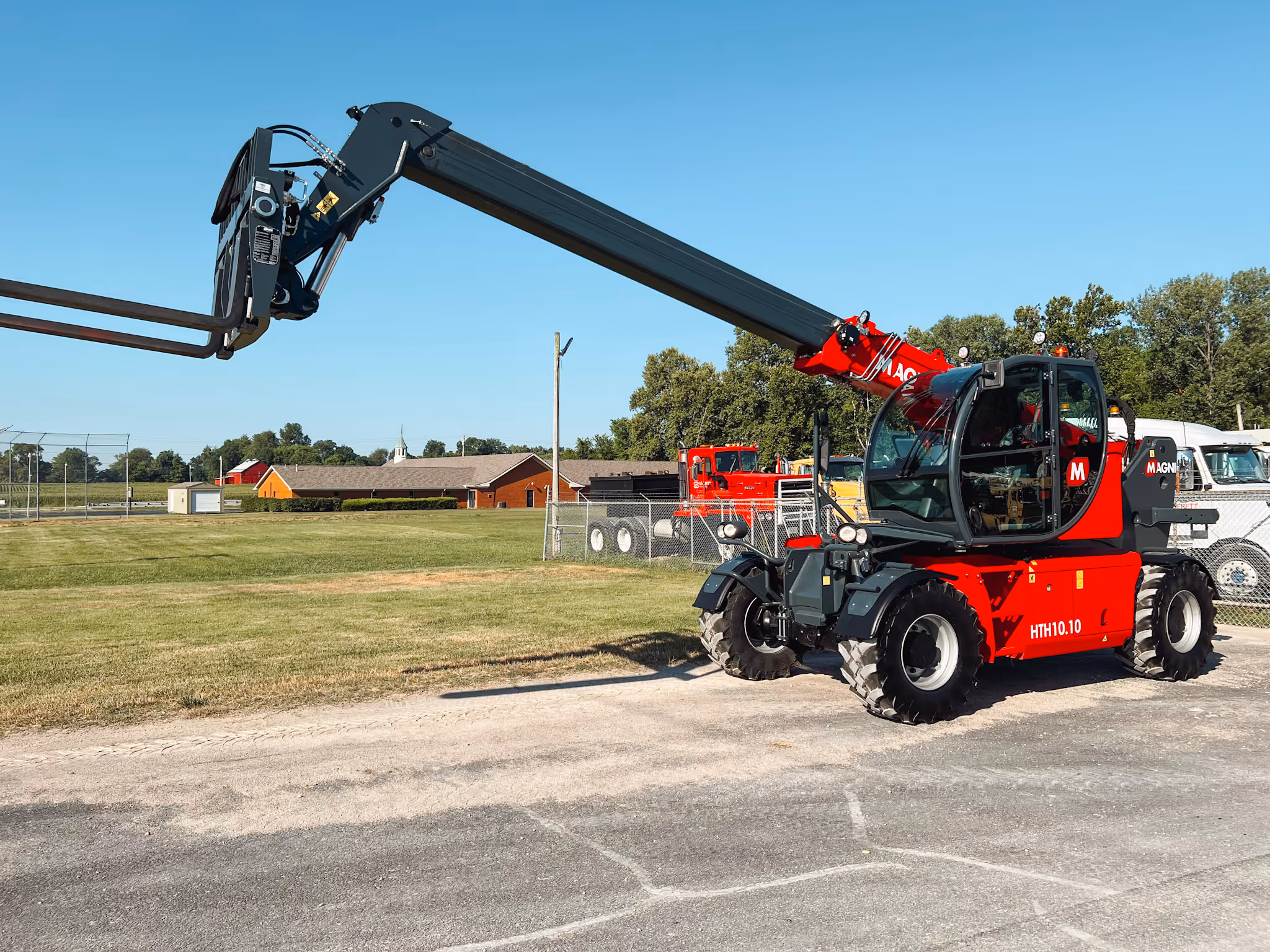 Telehandler extending its boom and jib