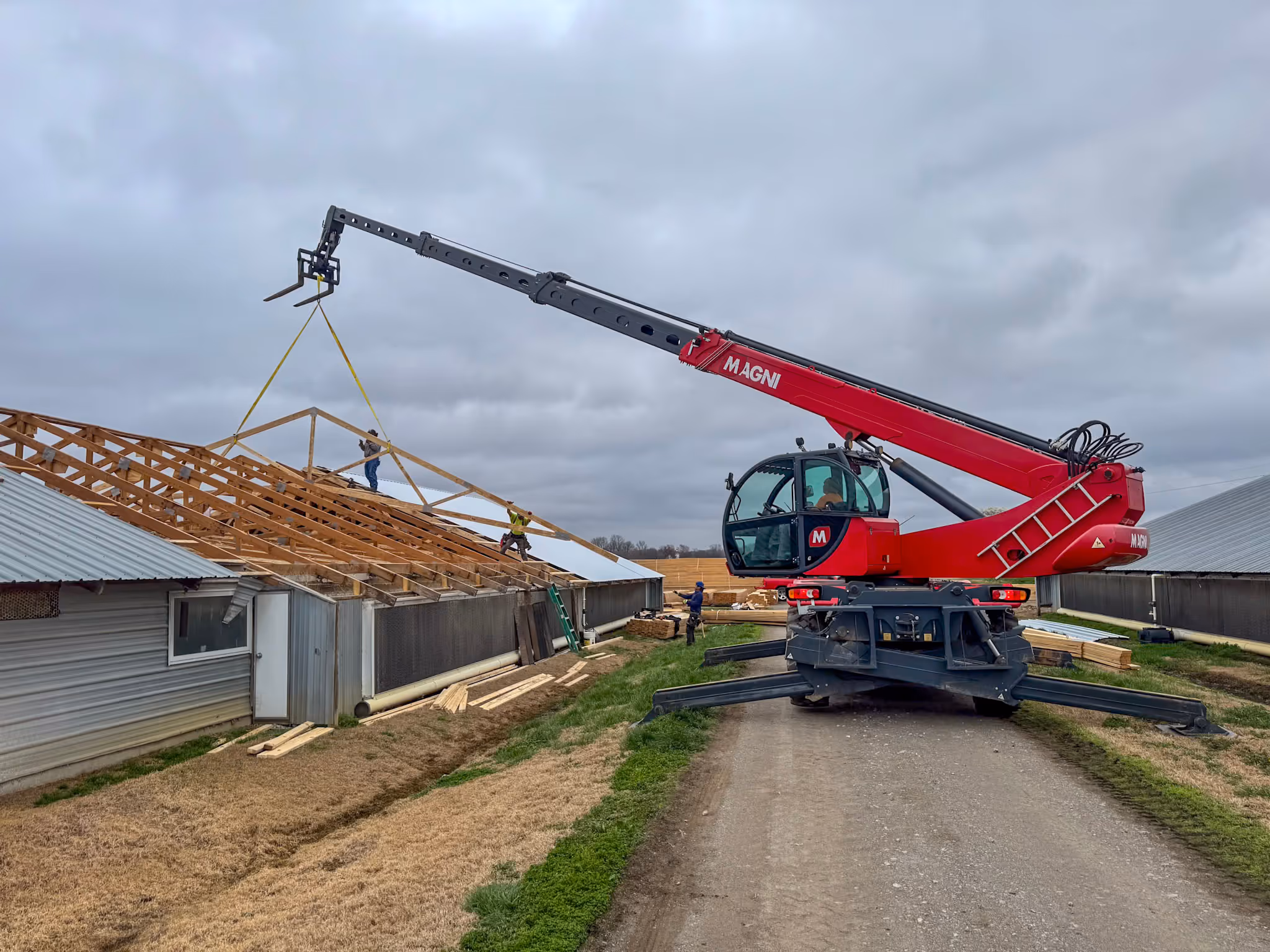 Barn construction featuring our magni telehandler