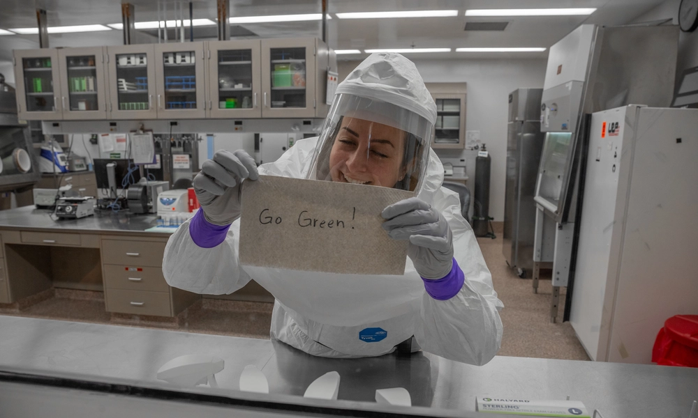 Image of Hannah Rawza, Virology Section supervisor in the VDL's biosafety level 3 laboratory.