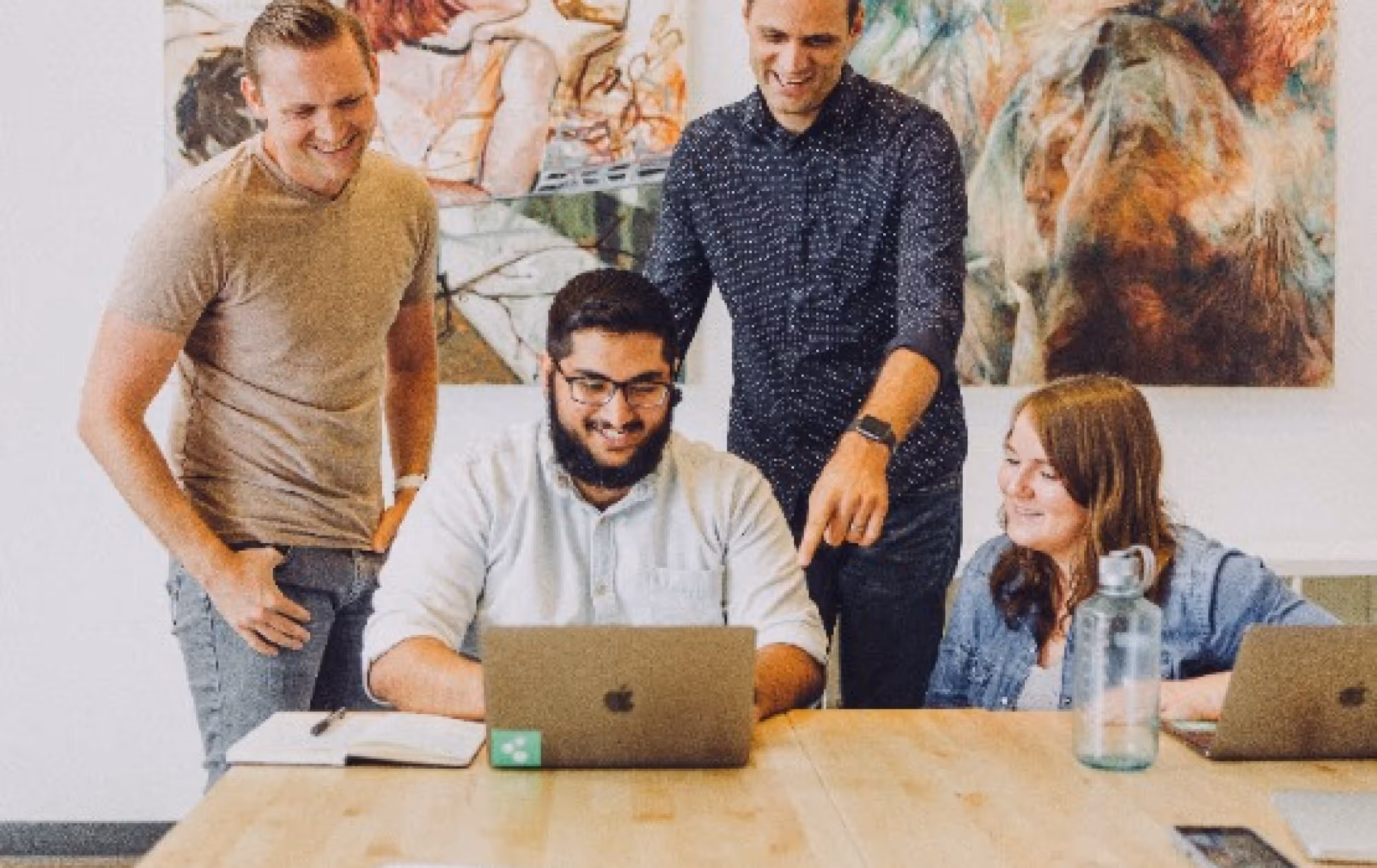 Groupe en digital qui interagissent pendant d'un atelier de facilitation derrière leur ordinateur