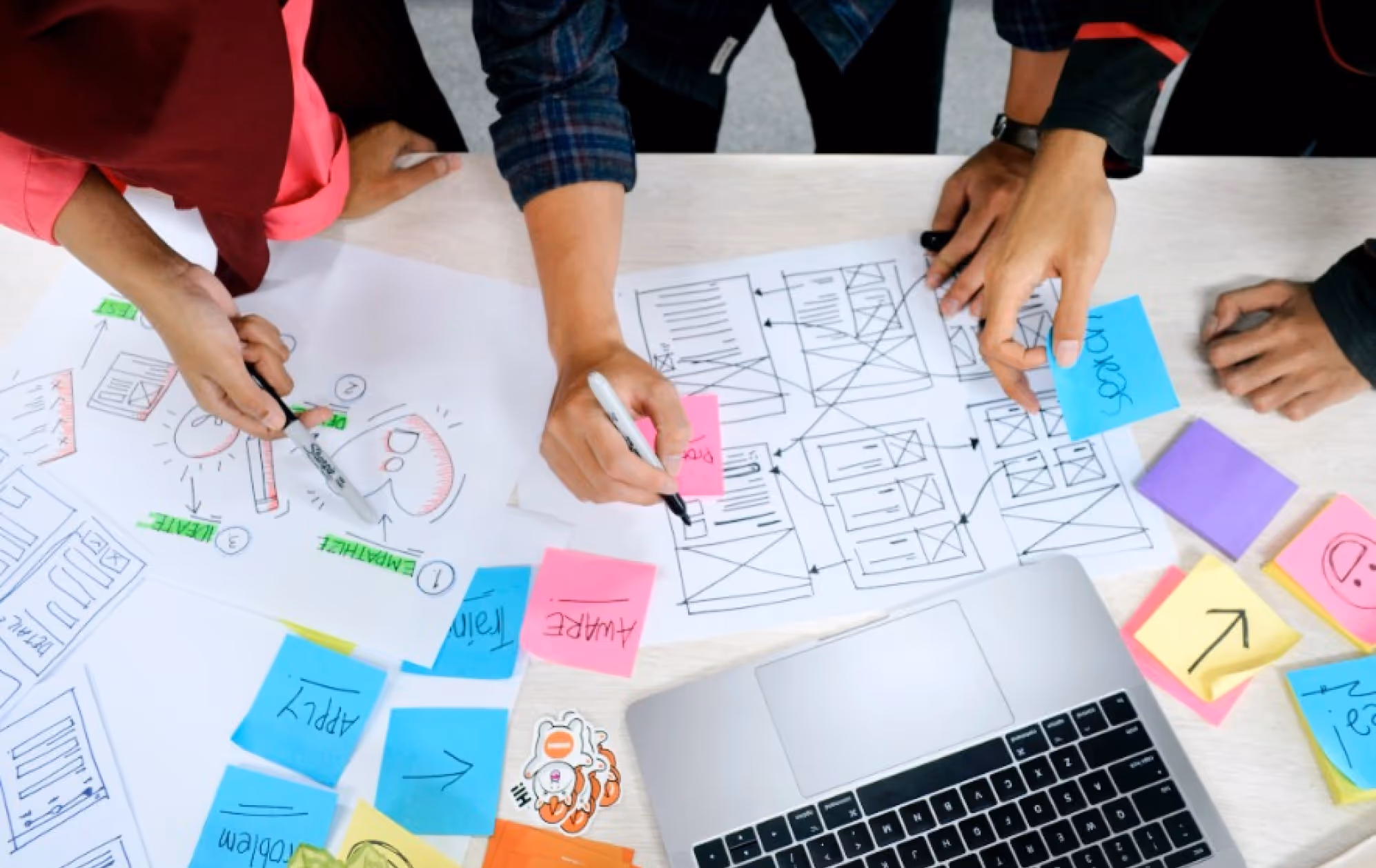 Mains qui interagissent pendant d'un atelier de facilitation
