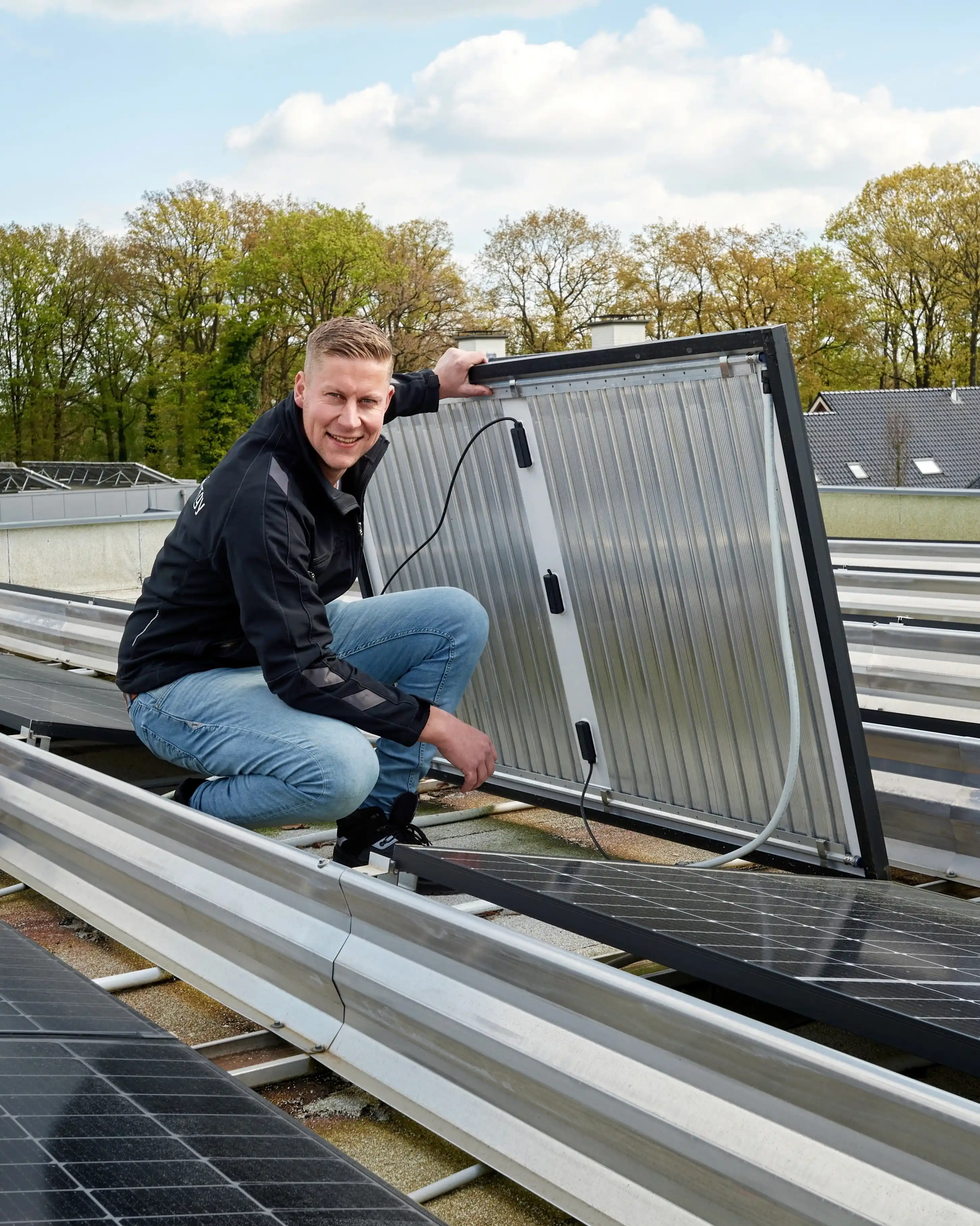 Installatie zonnepanelen en PVT-systeem op bedrijfspand