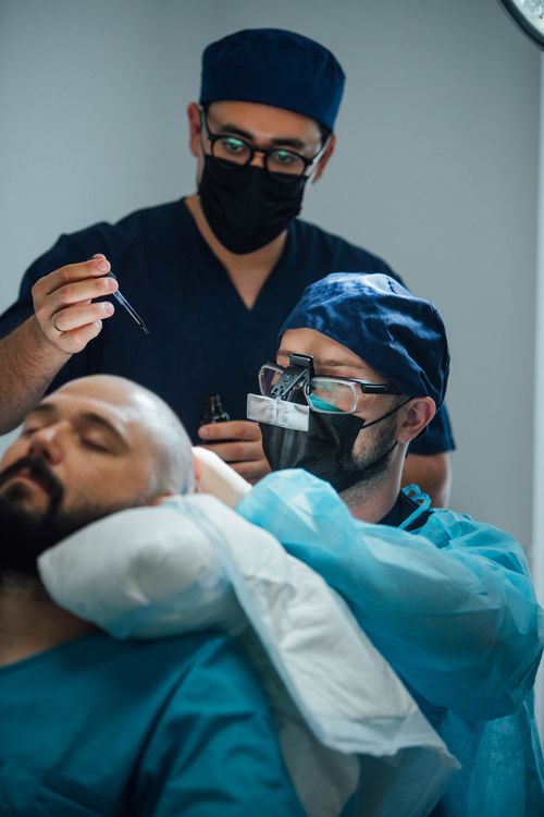 Combien de temps faut-il pour retrouver un aspect “normal” après une greffe de cheveux ?