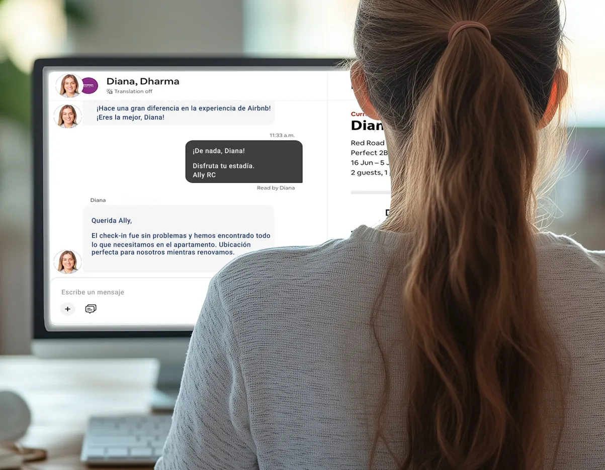 Person with ponytail reading a guest-host Airbnb conversation on a computer screen in Spanish.
