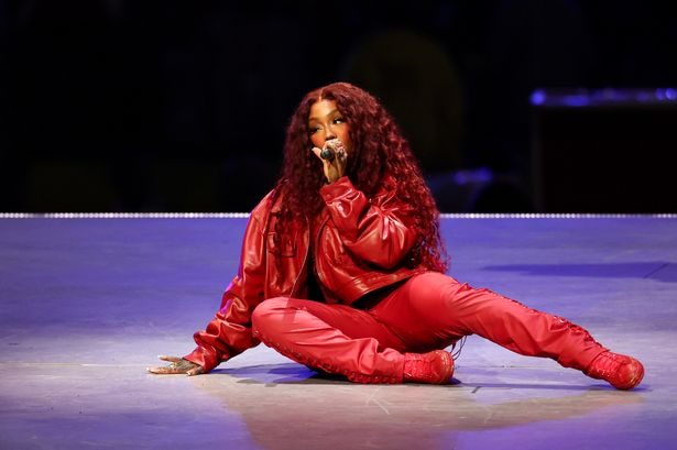 SZA nearly falls off stage after dancer's misstep during opening night of national tour - The Mirror US