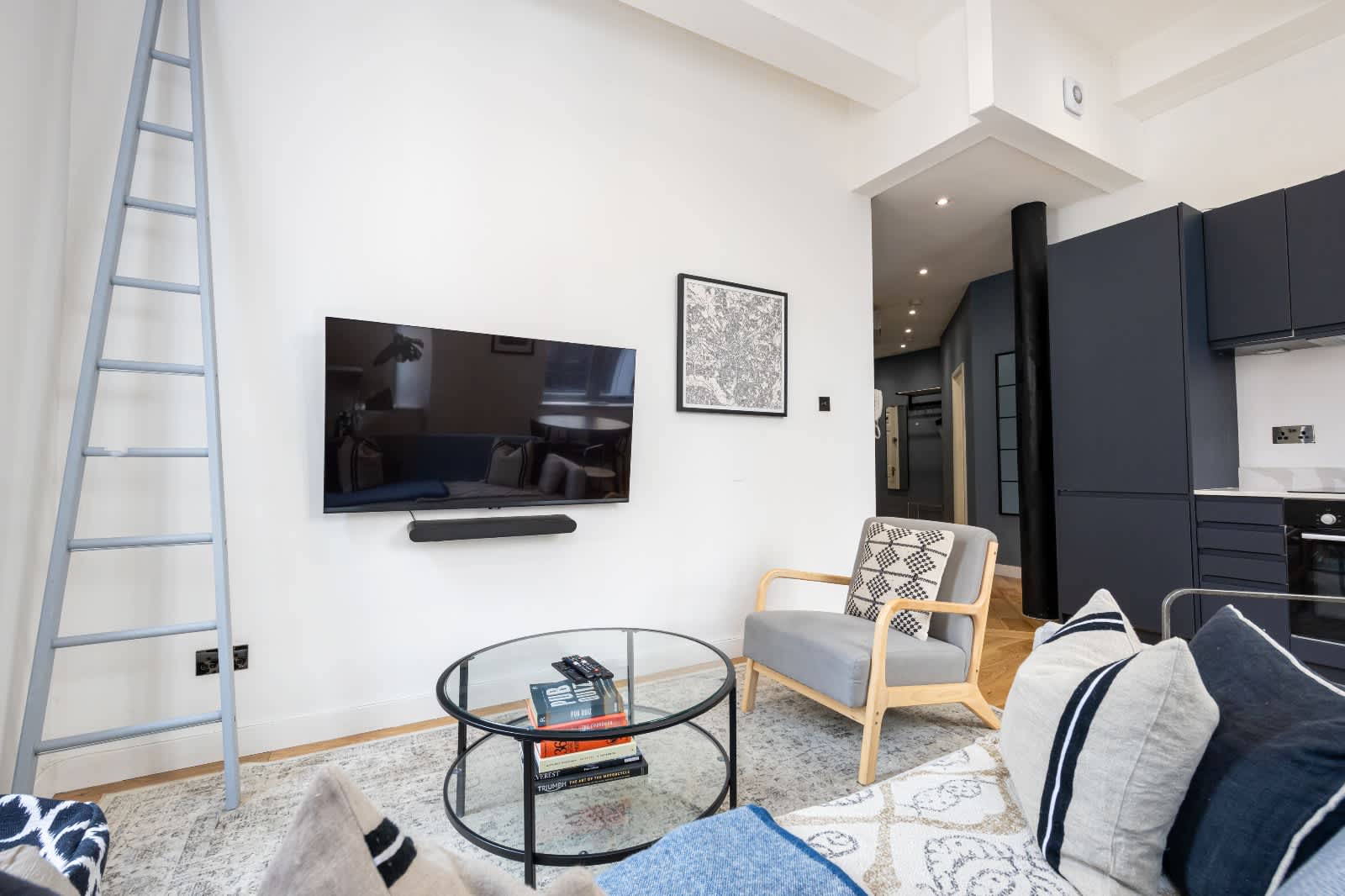 Azure Suite, City Centre – photo 10