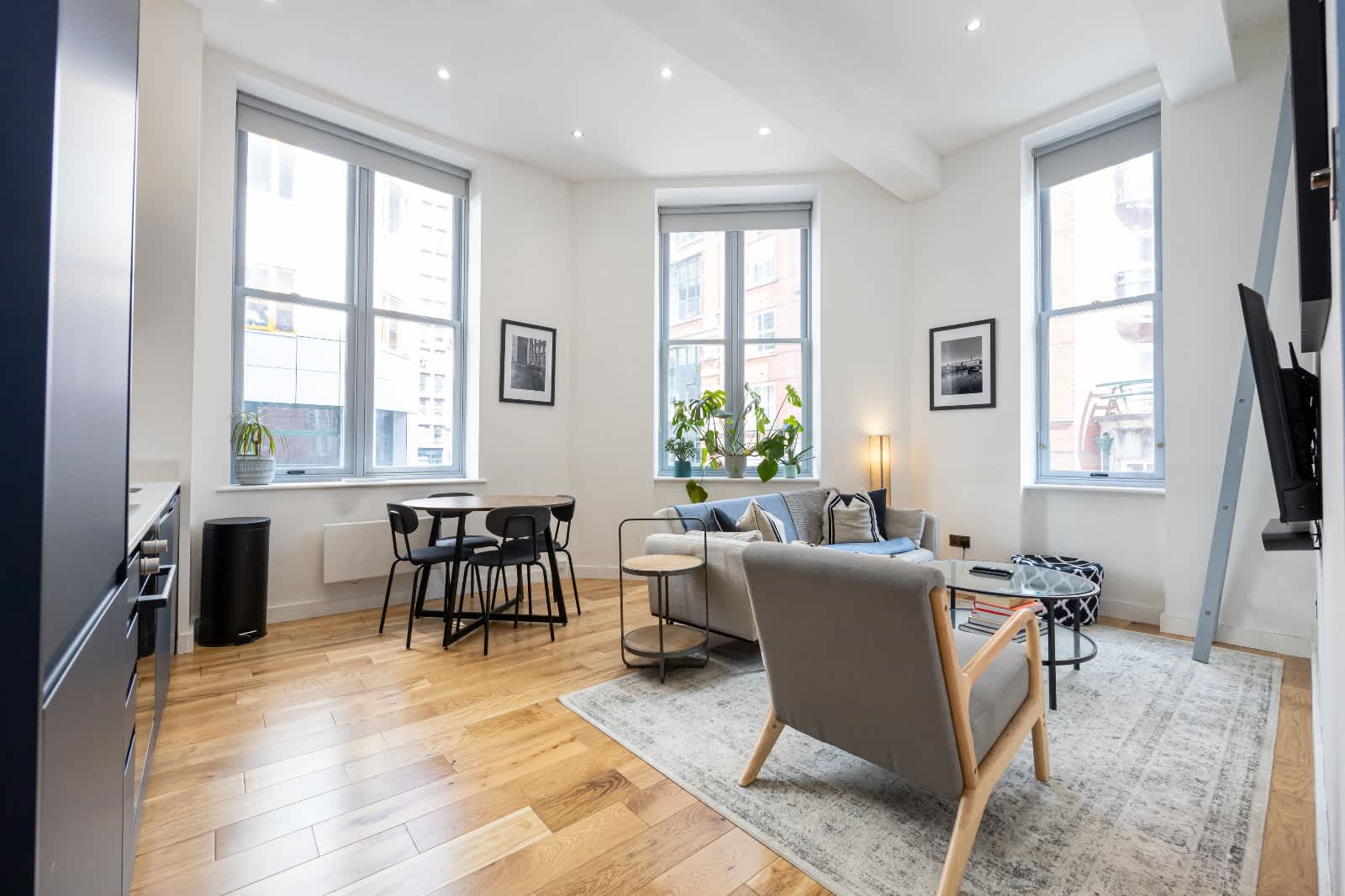 Azure Suite, City Centre – photo 12