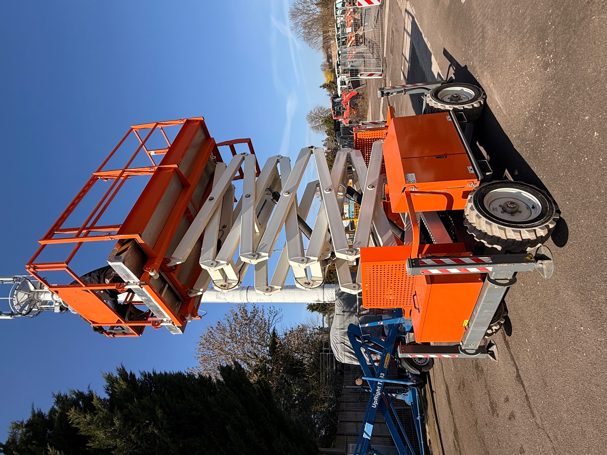 Scherebühne 4x4 hybrid mit Stützen günstig gebraucht kaufen