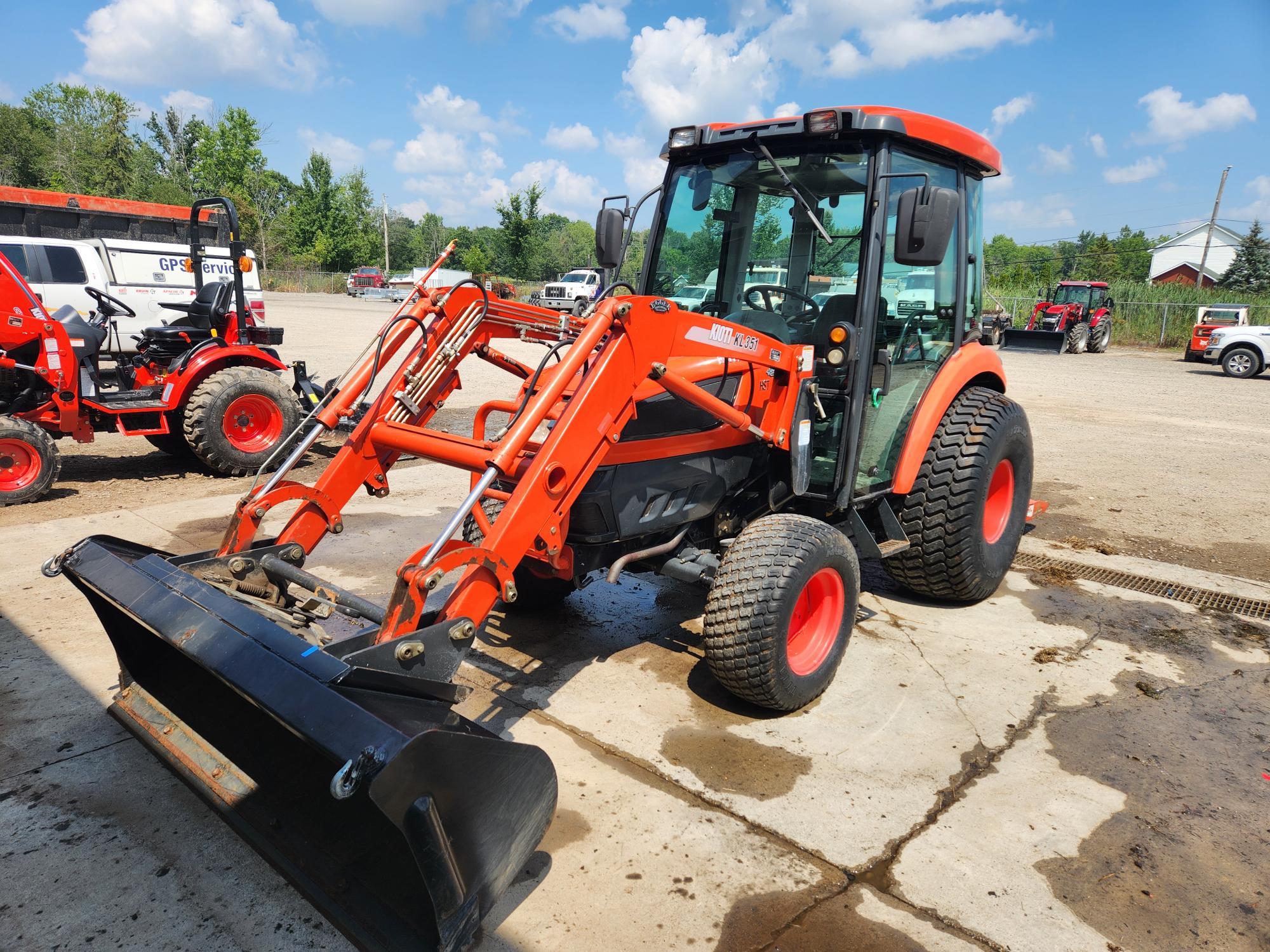 2011 Kioti DK35SE Tractor and KL351 Loader