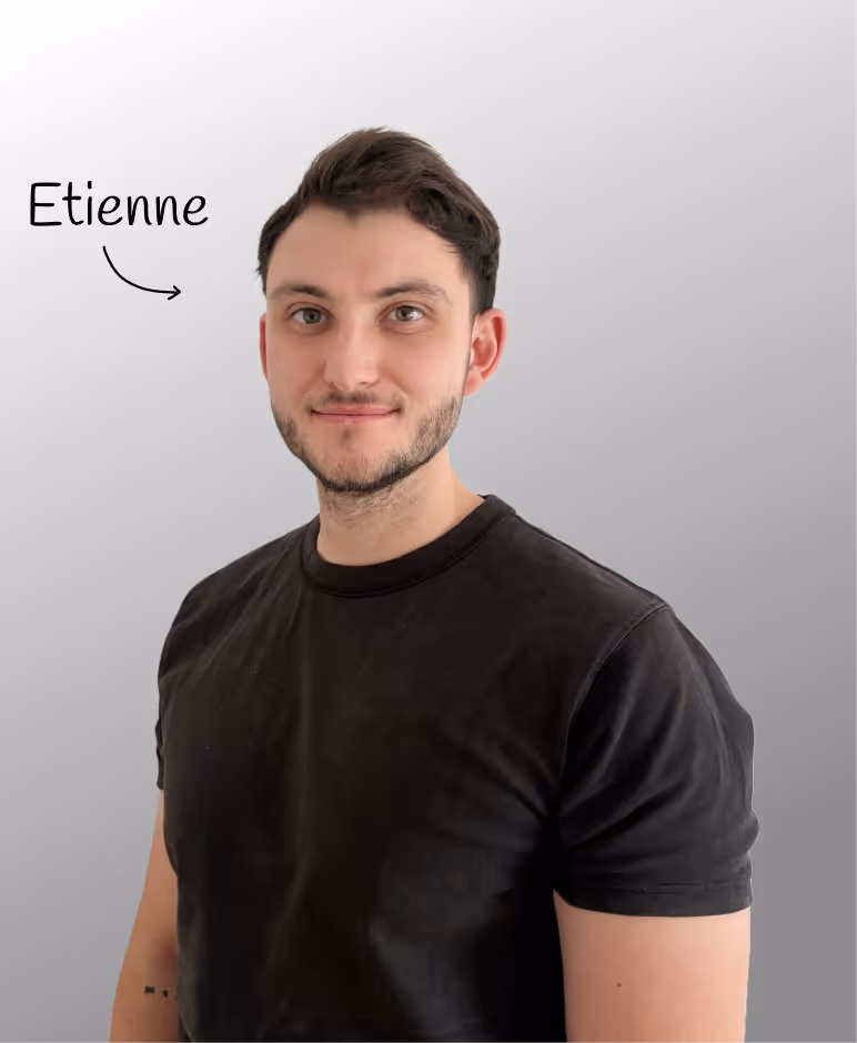 Junger Mann mit dunklem Haar, Bart und schwarzem T-Shirt vor grauem Hintergrund, mit handgeschriebener Beschriftung 'Etienne' und Pfeil auf ihn zeigend.