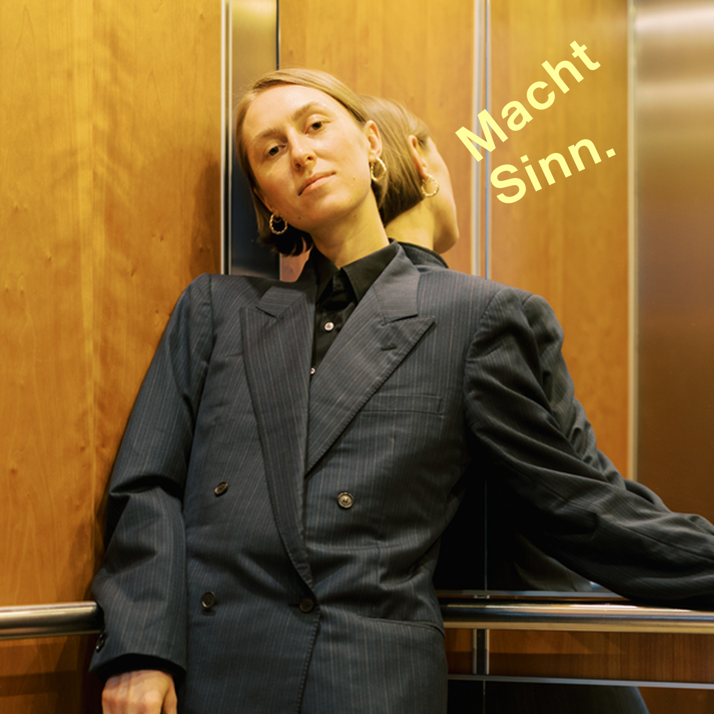 Business Frau, die gearde einen Aha-Moment hat und "Macht Sinn" denkt.
