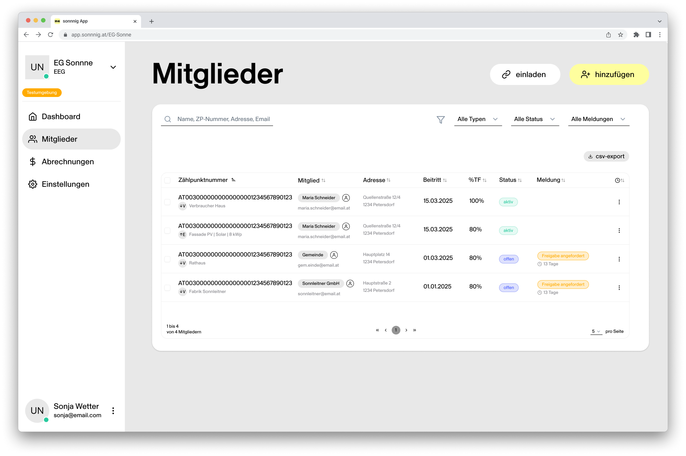Eine Hausfassade, die von der Sonne angestrahlt wird. Auf dem Dach sind PV Anlagen zu sehen.