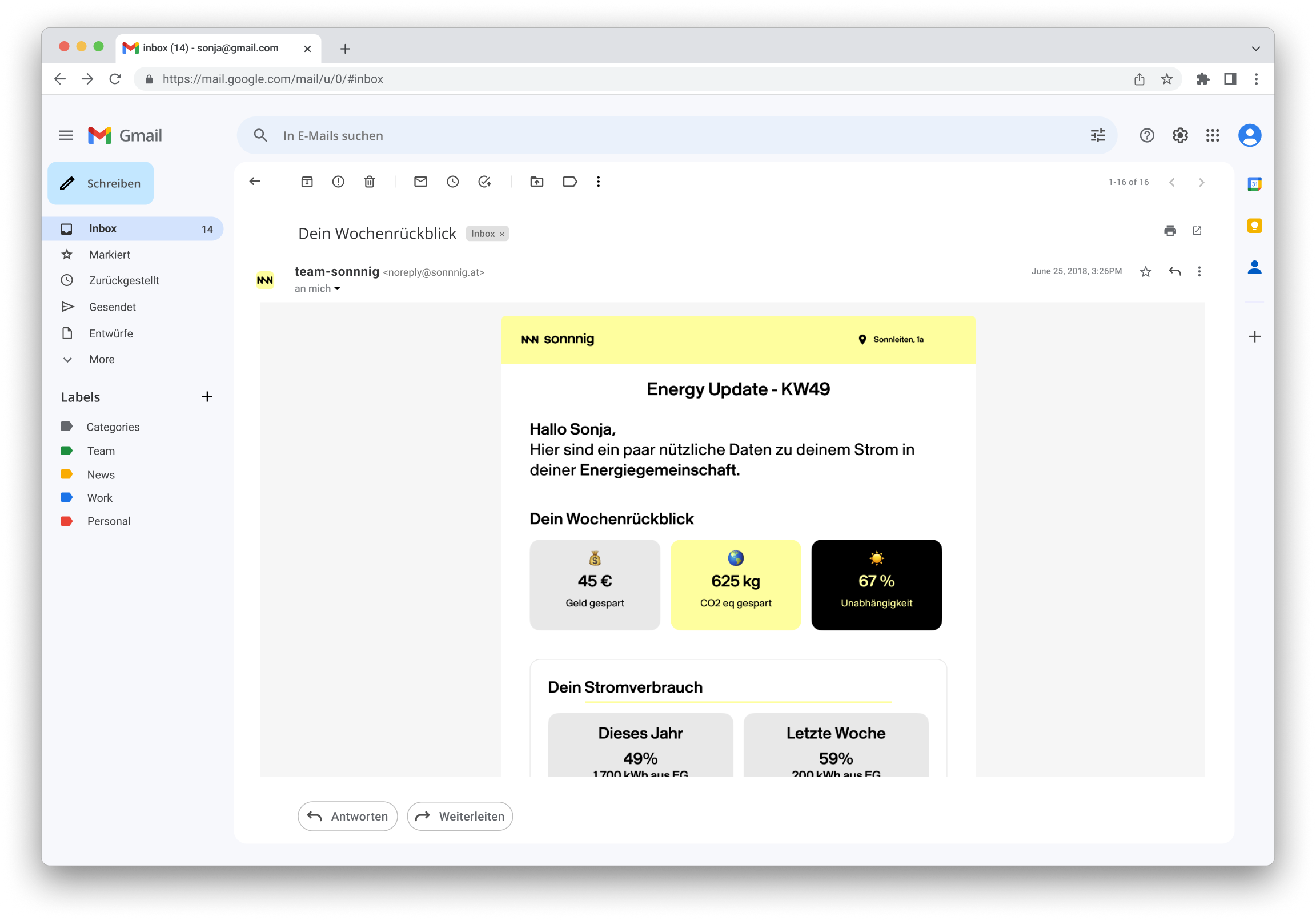Eine Hausfassade, die von der Sonne angestrahlt wird. Auf dem Dach sind PV Anlagen zu sehen.