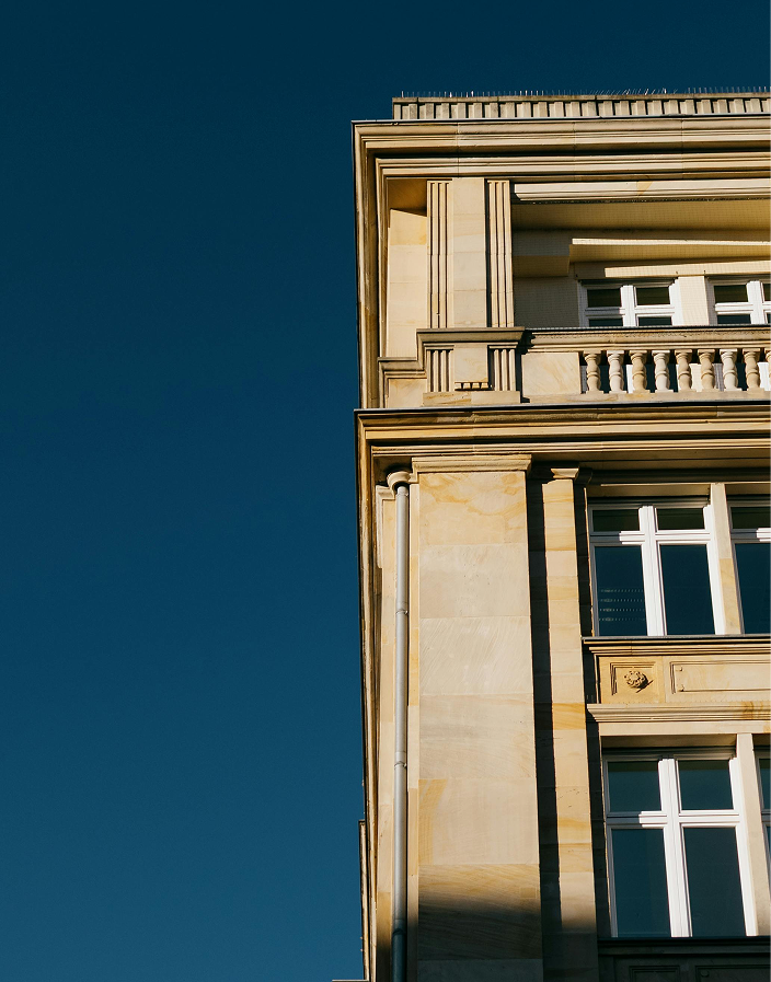 Ein Acker mit eiem Einfamilienhaus samt PV Anlage im Hintergrund. Das Haus wird teilweise von einem Baum verdeckt.