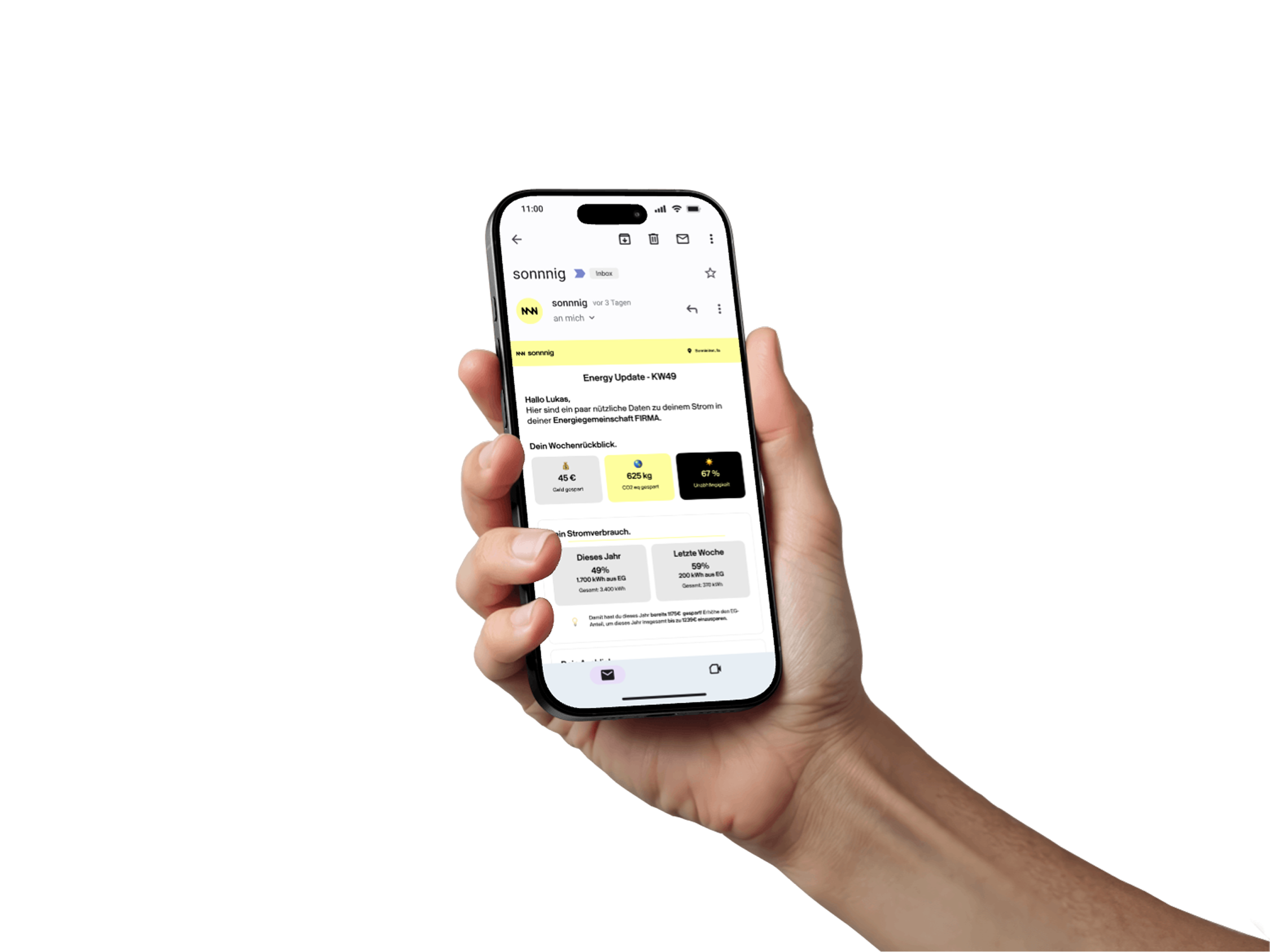 Ein Foto einer Hand, die gerade ein Smartphone mit sonnnig Email hält. Darin werden Erpsarnisse der Energiegemeischaft gezeigt.