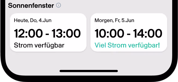 Zwei Kolleg:innen, die sich einen Bildschirm teilen und lächeln.