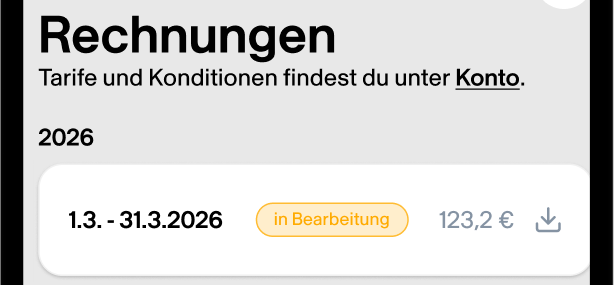 Ein relaxeter Geschäftsführer, um die 55 Jahre alt, der zuefrieden in die Kamera schaut und an seinem Schreibtisch sitzt.