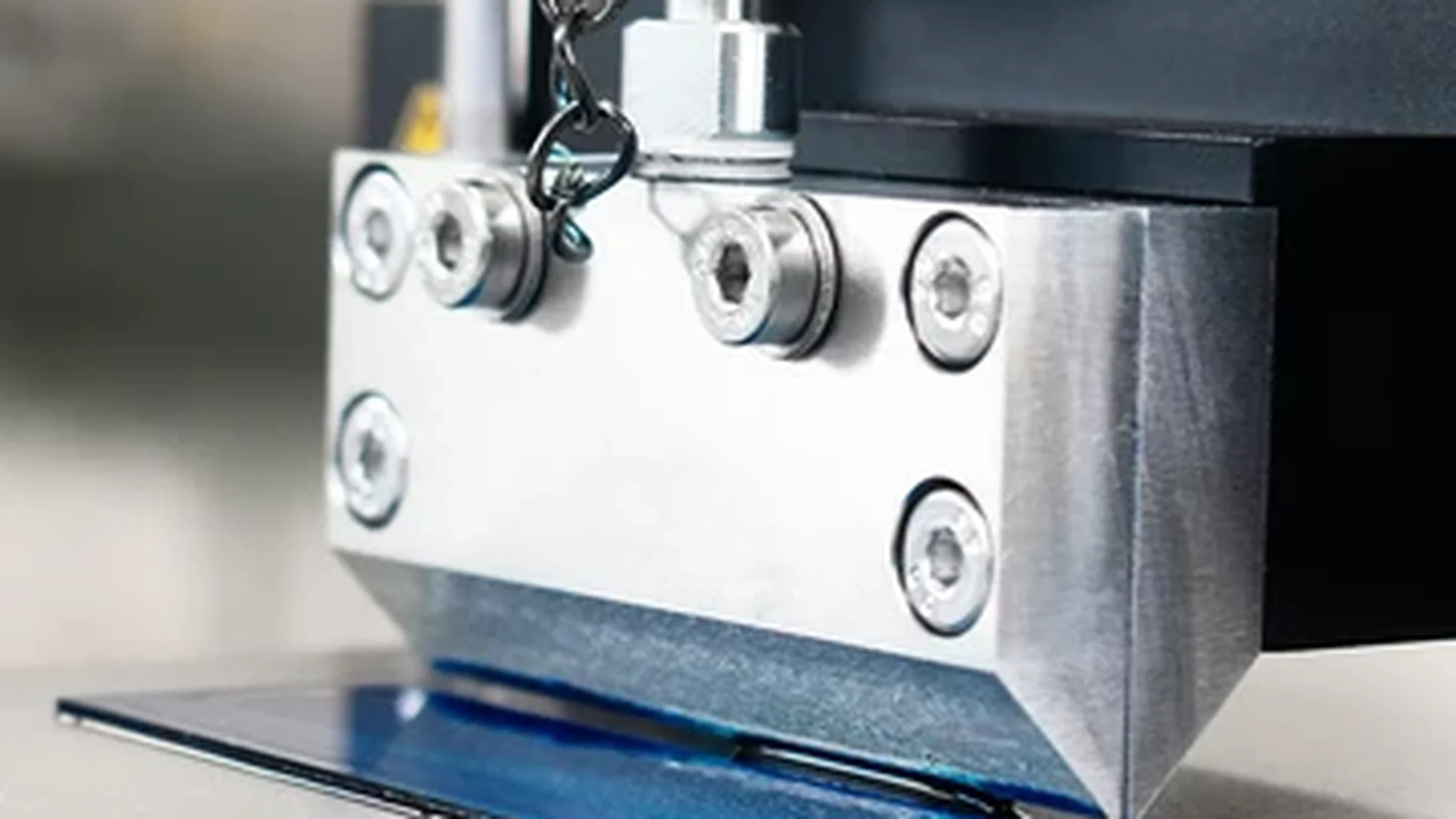 Slot-die coating head applying a film onto a flat substrate