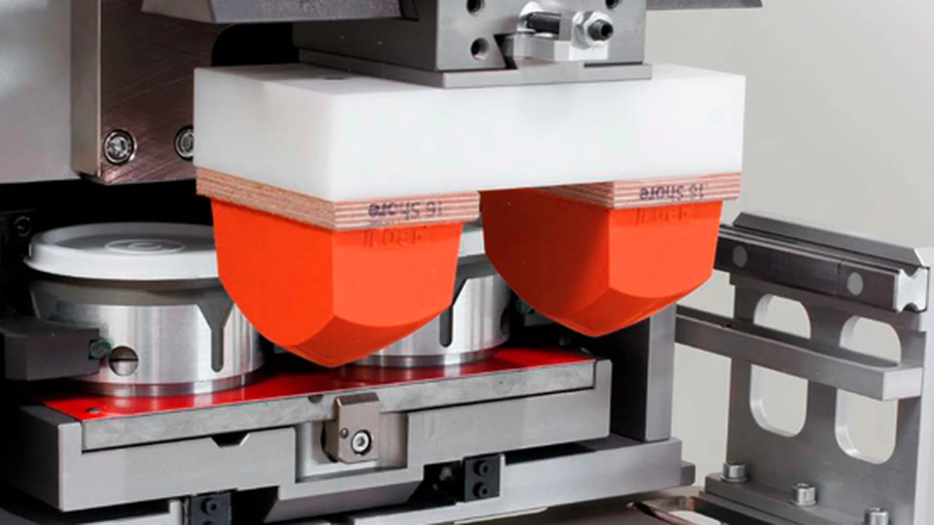 Pad printing machine with silicone transfer pads