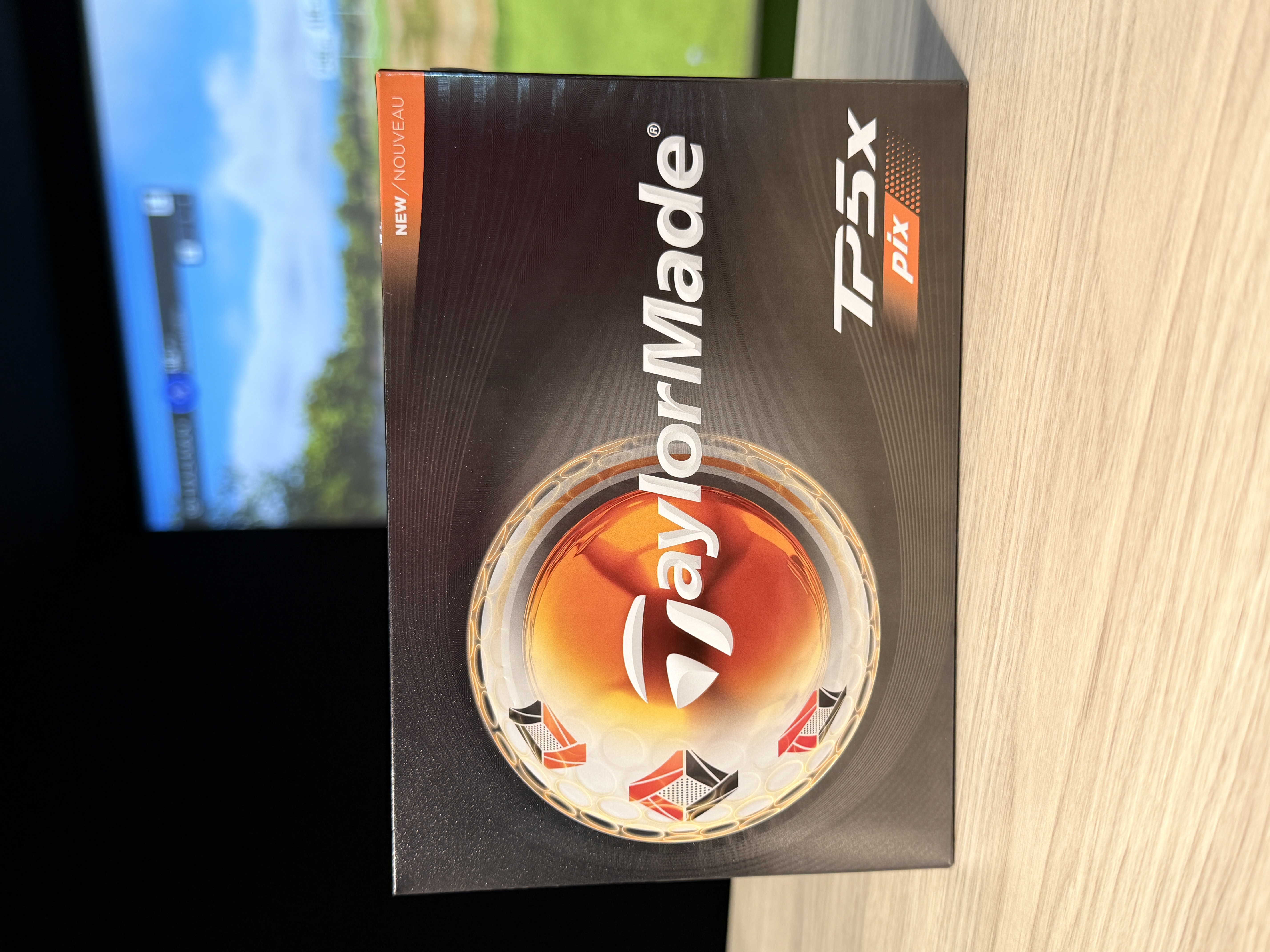 Karratha Indoor Golf TaylorMade TP5X pix Golf Balls