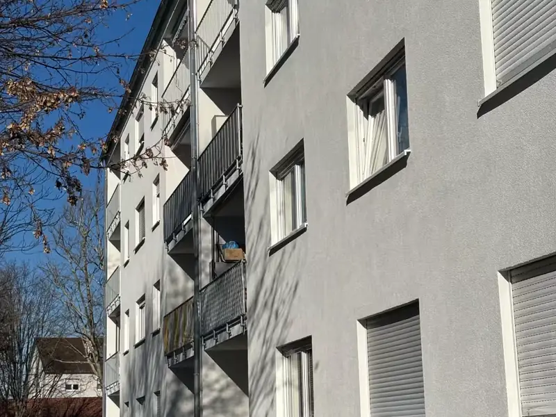 Mehrfamilienhaus in Walldorf mit neuer grauer Fassade und sanierten Balkonen