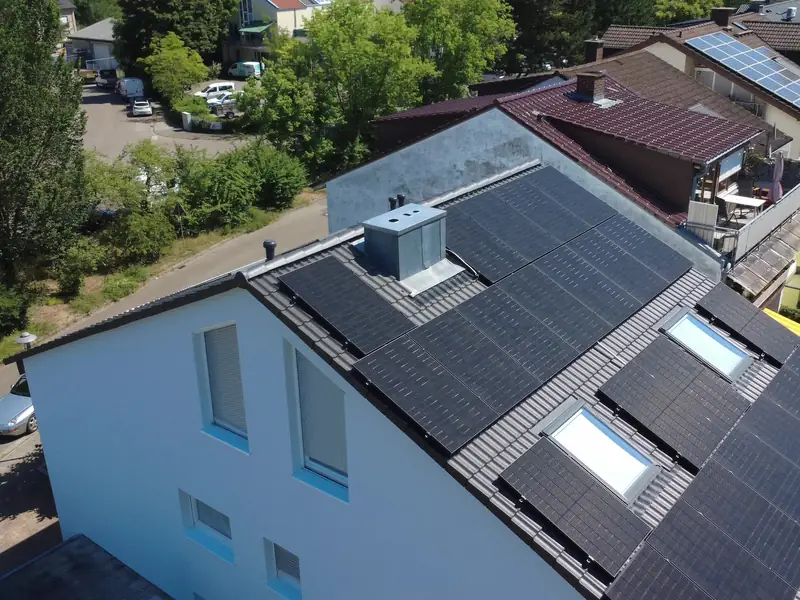 Steildach mit neuer dunkler Eindeckung, schwarzen Photovoltaikmodulen und Dachfenstern, von oben fotografiert