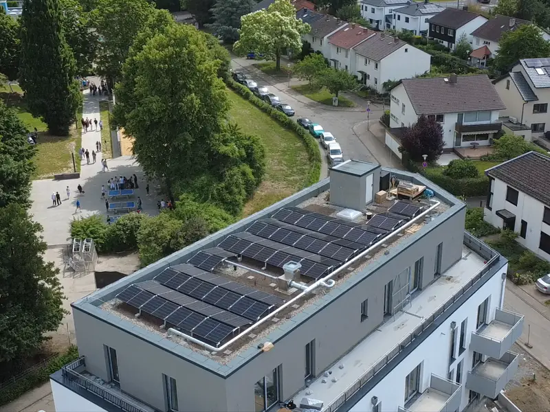 Mehrfamilienhaus in Heppenheim von der Drohne aus, auf dem Flachdach aufgeständerte Photovoltaikmodule