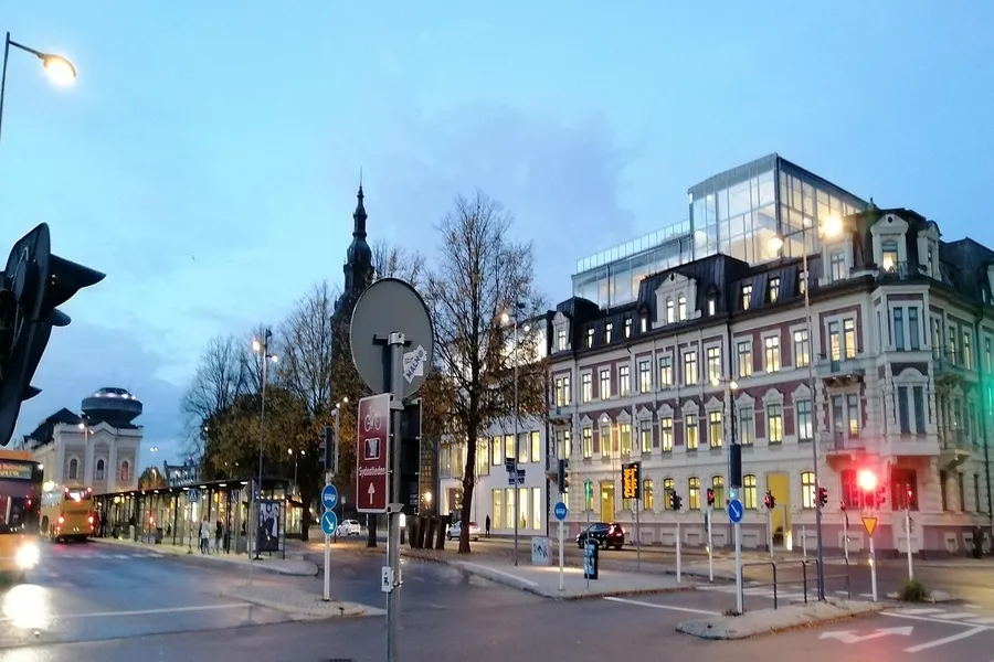 Småbåtshamn i Kristianstad med röda och vita båtar vid bryggan.