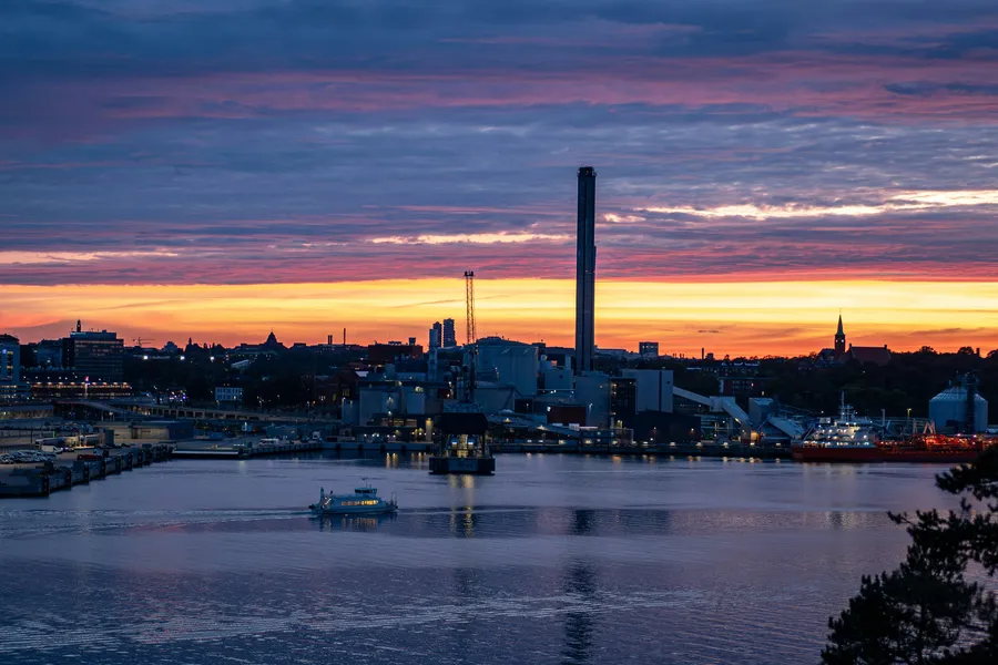 Naturvy från Lidingö med spegelblank sjö.