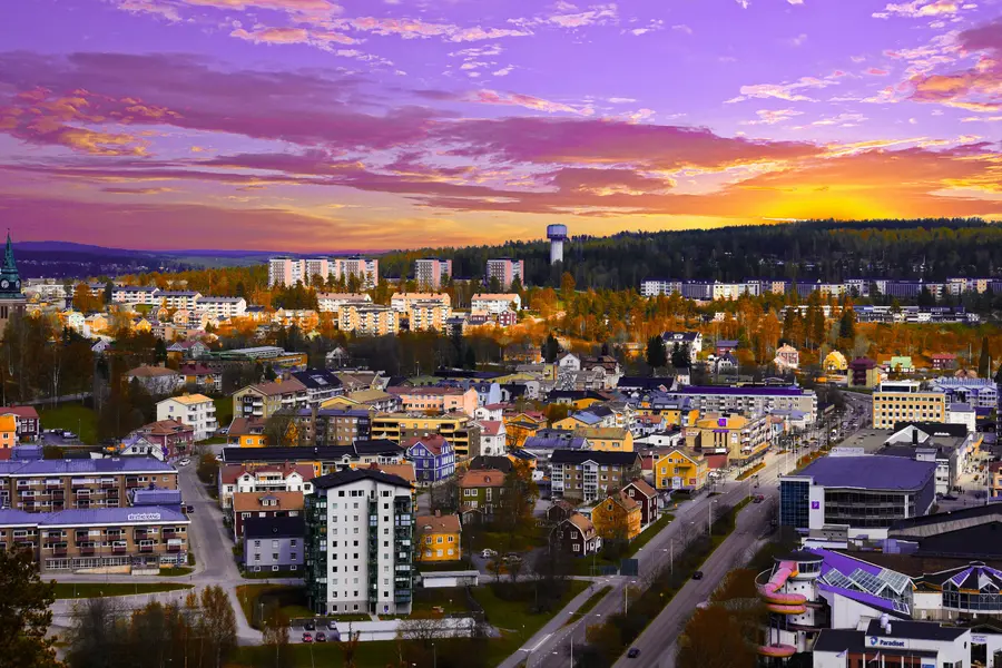 Utsikt över Örnsköldsvik med kyrktorn och snötäckta tak.