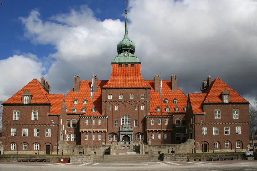 Vintrig stadsbild i Östersund med snötäckta hustak och kyrktorn.
