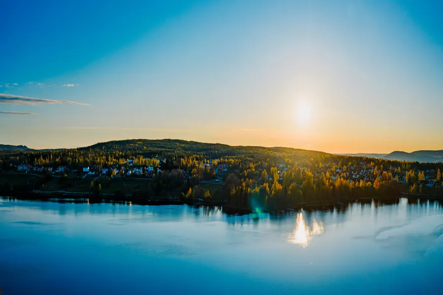 Stenstan i Sundsvall med kyrktorn och vintrigt landskap.