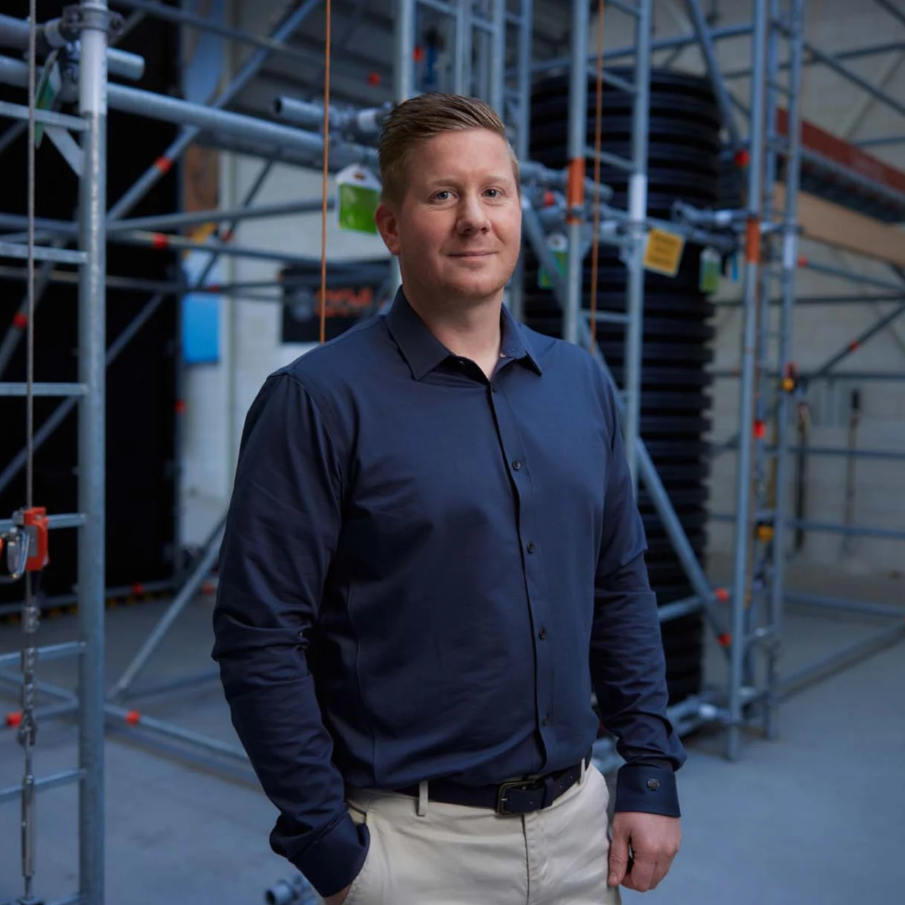 Medewerker in industriële hal